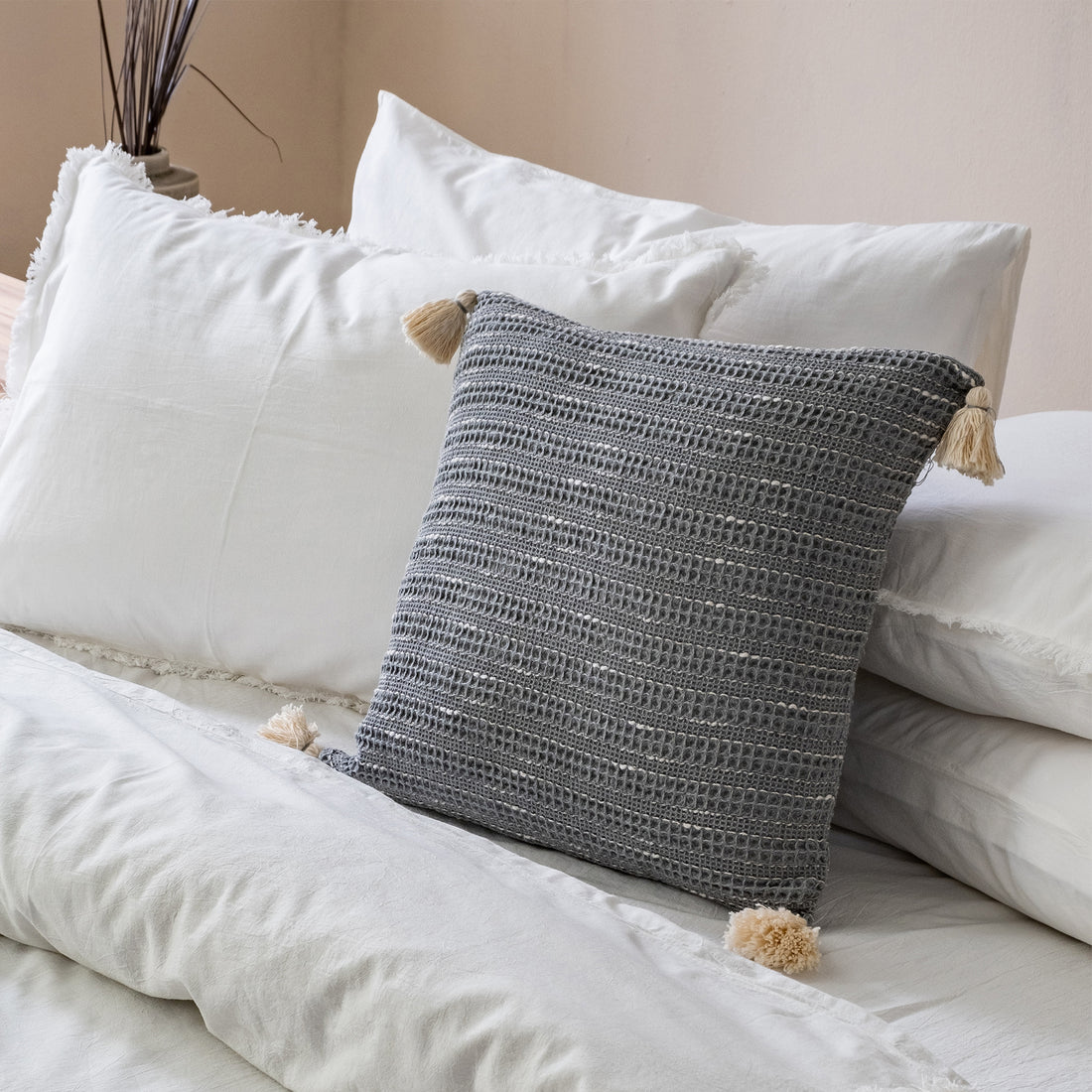 Fresco Ponpon Detaylı Kırlent